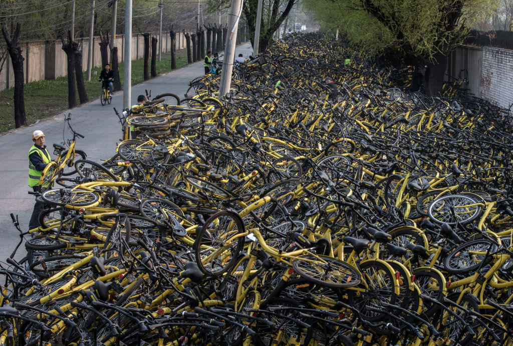 圖為3月29日，北京一處街道堆滿了被廢棄的共享單車。(Photo by Kevin Frayer/Getty Images)
