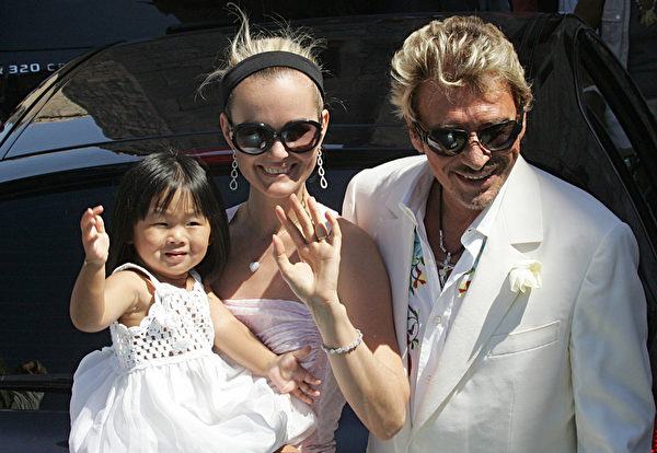 法國貓王喬尼·哈利代（Johnny Hallyday）與妻子Laeticia和養女Jade。（BORIS HORVAT/AFP/Getty Images）