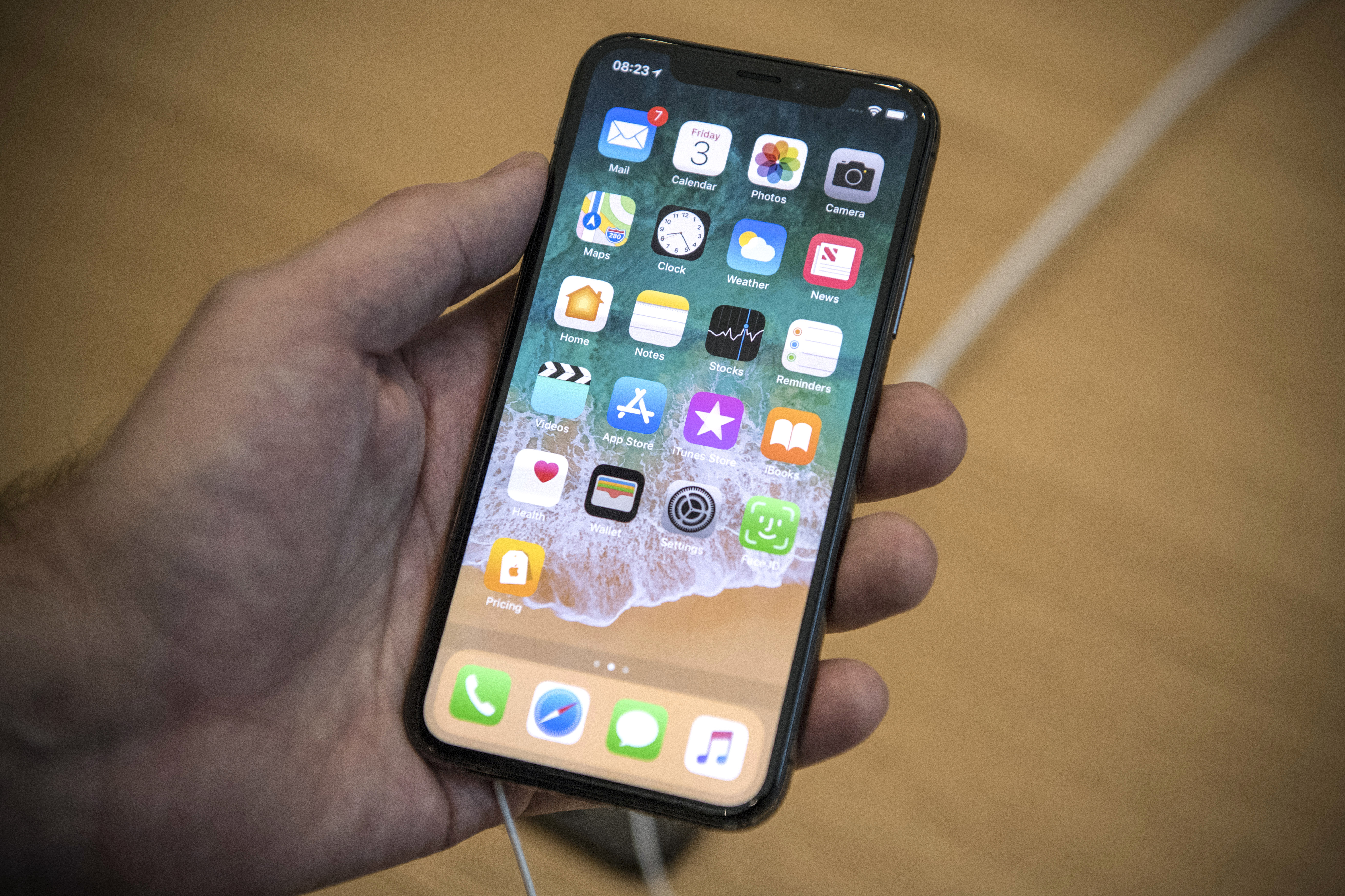 要大眾買最新款 蘋果承認讓舊iphone變慢 Iphone 6 大紀元