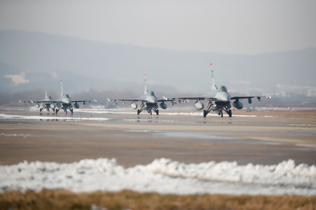 12月6日,美韩空军史上最大规模“警戒王牌”联合军演中的美军F-16 fighter战机。(Kim Hong-Ji-Pool/Getty Images)