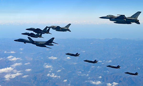 圖為2017年12月6日，美韓空軍史上最大規模「警戒王牌」聯合軍演中，美國空軍B-1B轟炸機飛越朝鮮半島。 （南韓國防部via Getty Images）
