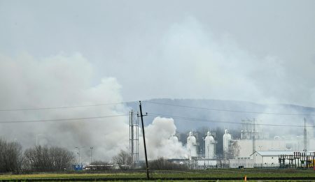 This picture taken on December 12, 2017 shows the smoke rising from Austria's main gas pipeline hub at Baumgarten, Eastern Vienna, after an explosion rocked the site.<br /> An explosion rocked one of Europe's biggest gas pipeline hubs in Austria on December 12, 2017, leaving one person dead and 18 injured, emergency services said. / AFP PHOTO / APA / ROBERT JAEGER / Austria OUT (Photo credit should read ROBERT JAEGER/AFP/Getty Images)