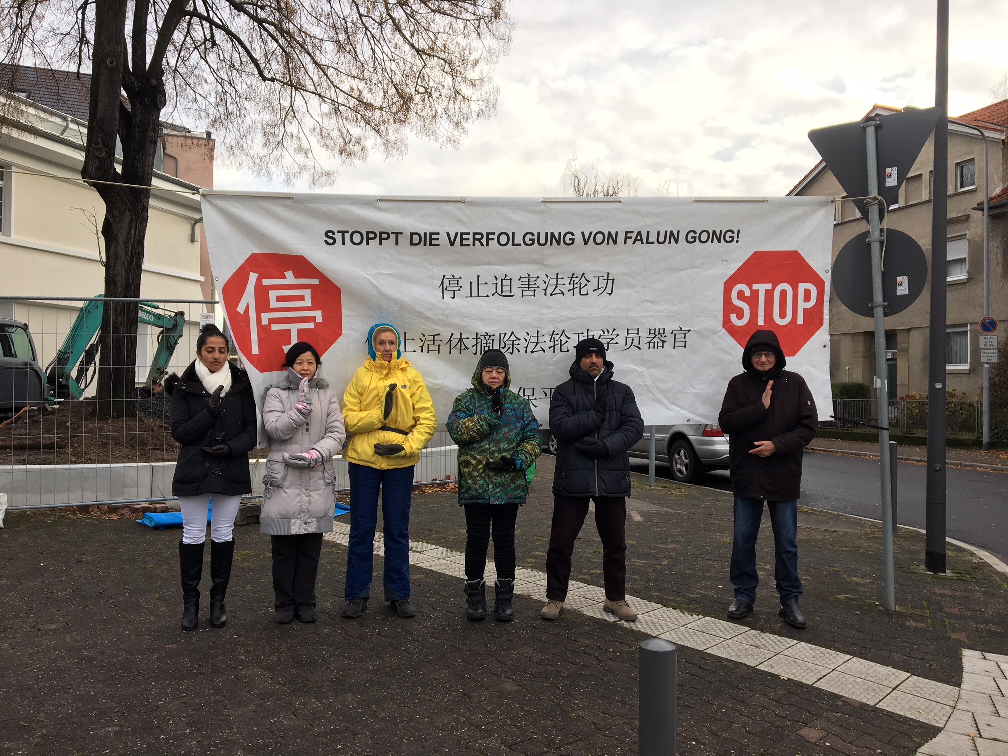 12月8日上午,法輪功學員在中領館前和平抗議中共對法輪功的迫害。(羅瓊/大紀元)