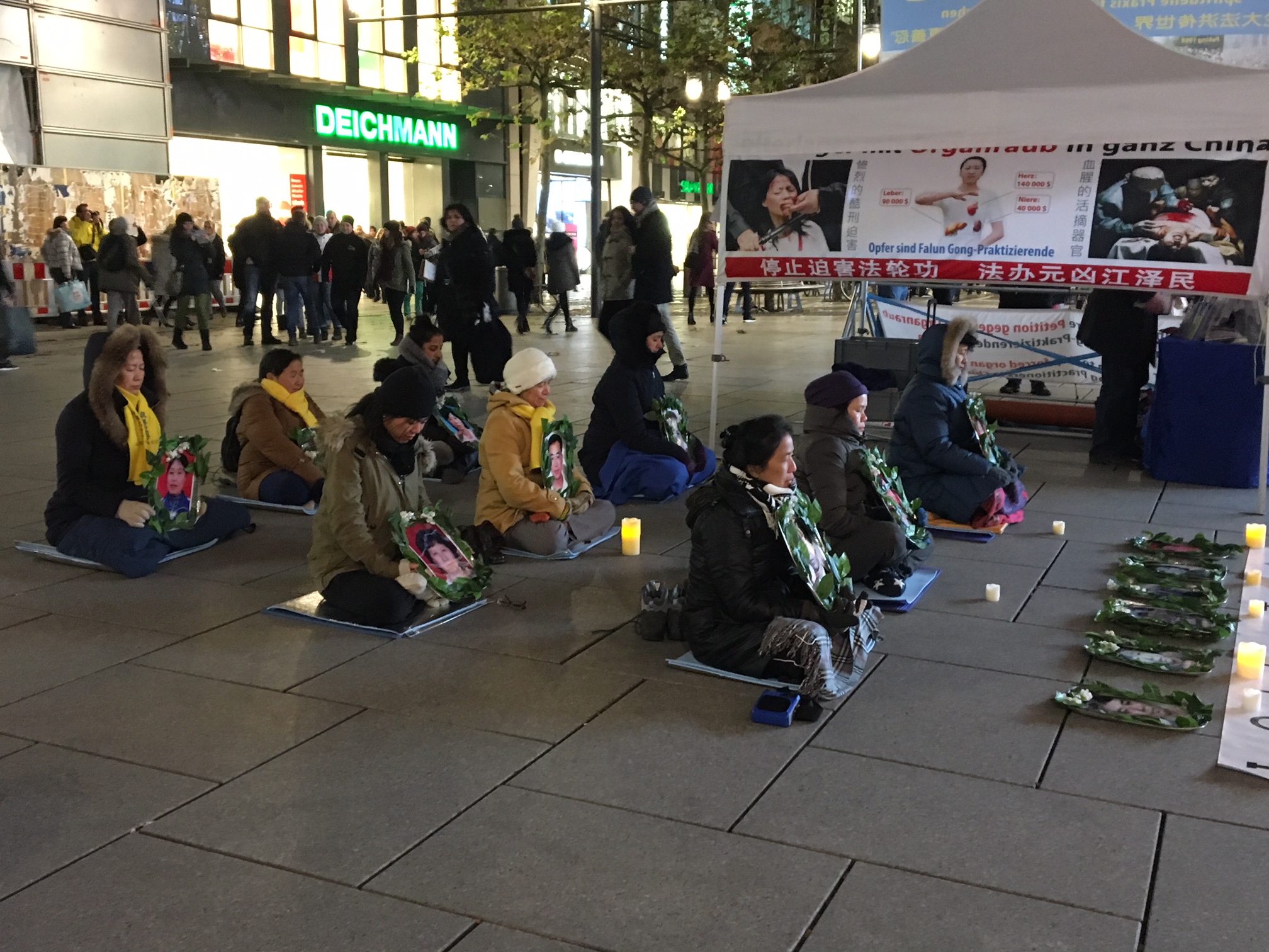 12月9日,法蘭克福的法輪功學員舉辦燭光守夜活動,悼念在中國被迫害致死的法輪功學員。(羅瓊/大紀元)