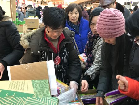 冬至，華人在法拉盛的中國超市搶購湯圓。