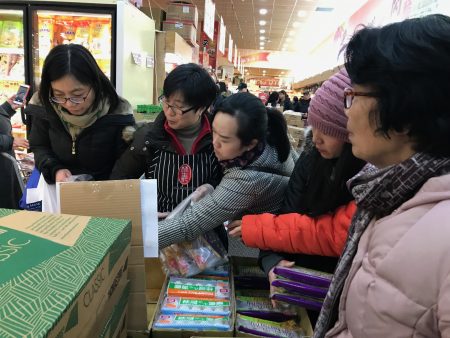 冬至，華人在法拉盛的中國超市搶購湯圓。