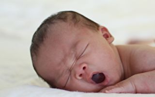 護士給寶寶拍嗝 想不到他發出超獨特的聲音