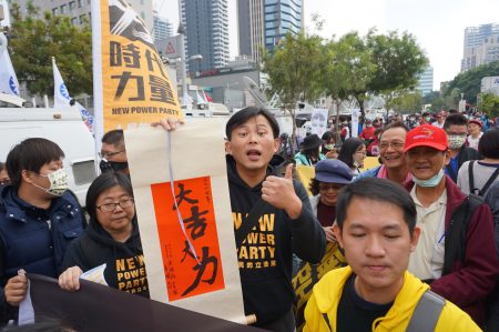 时代力量主席黄国昌17来高雄反空污大游行。