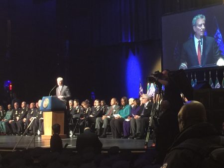 12月28日市长白思豪在警察毕业典礼上讲话。