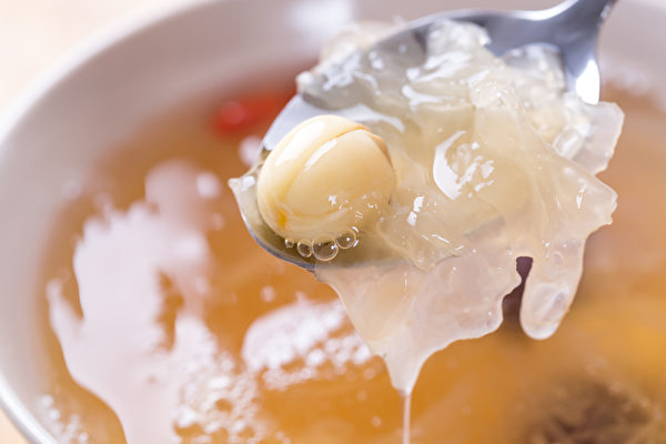 白木耳是改善冬季癢的「滋陰養血潤燥」食物。(Shutterstock)