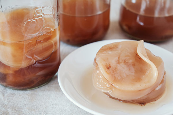 在家自制红茶菌（康普茶），一定要洗净双手，把瓶罐等容器仔细消毒。(Shutterstock)