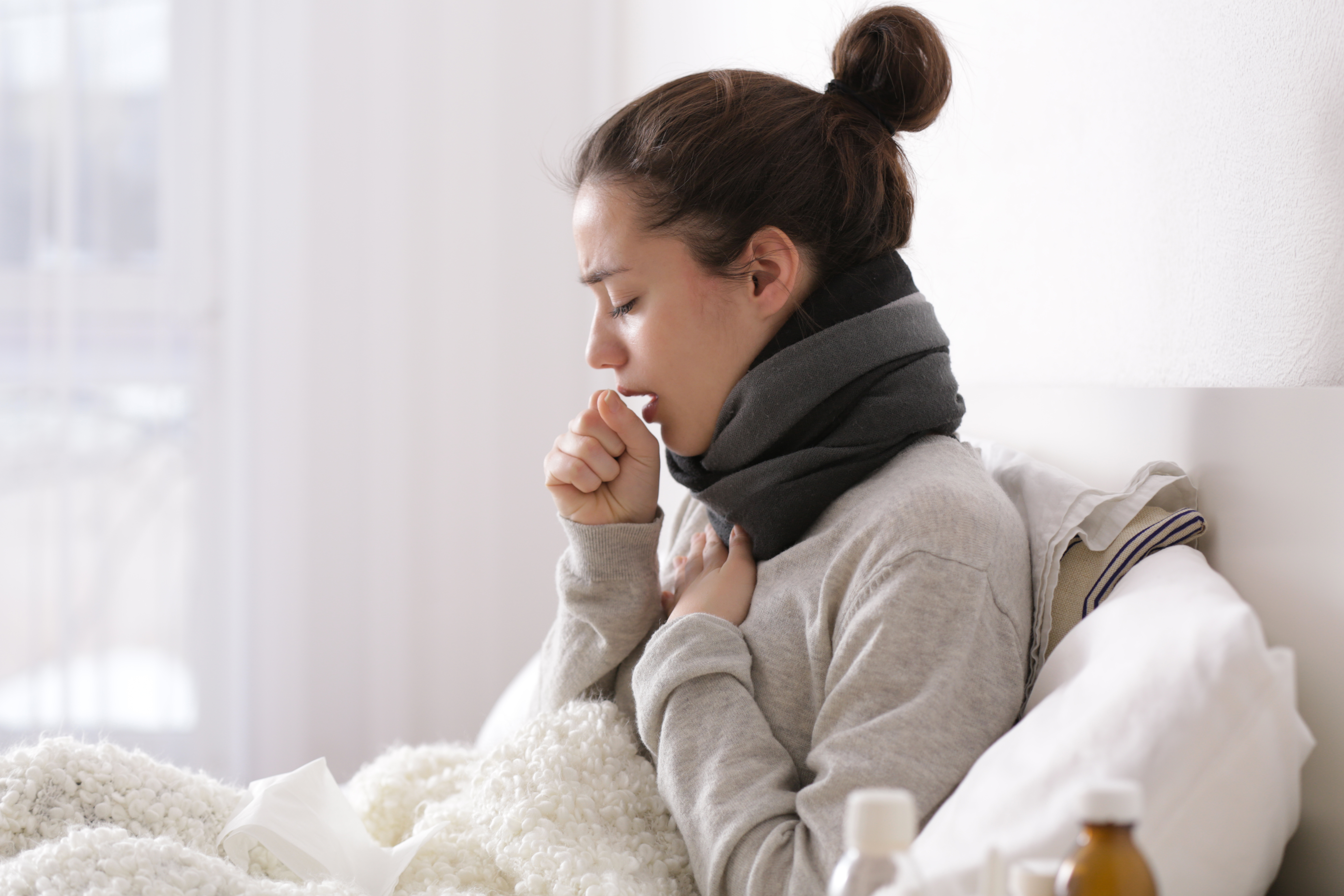 一名感冒的女子。(Shutterstock)