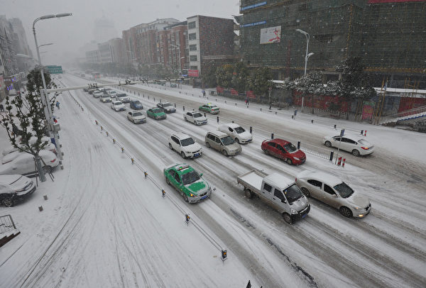 近日，江苏、浙江、上海等8省市下大雪，局地暴雪。图为雪后的南通。(AFP/Getty Images)
