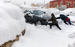 暴风雪袭西班牙 数千汽车受困高速公路