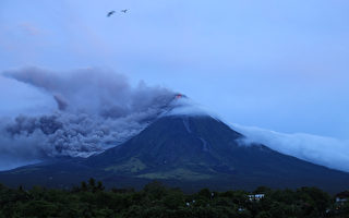 菲律宾火山连日喷发 意外恢复完美圆锥体