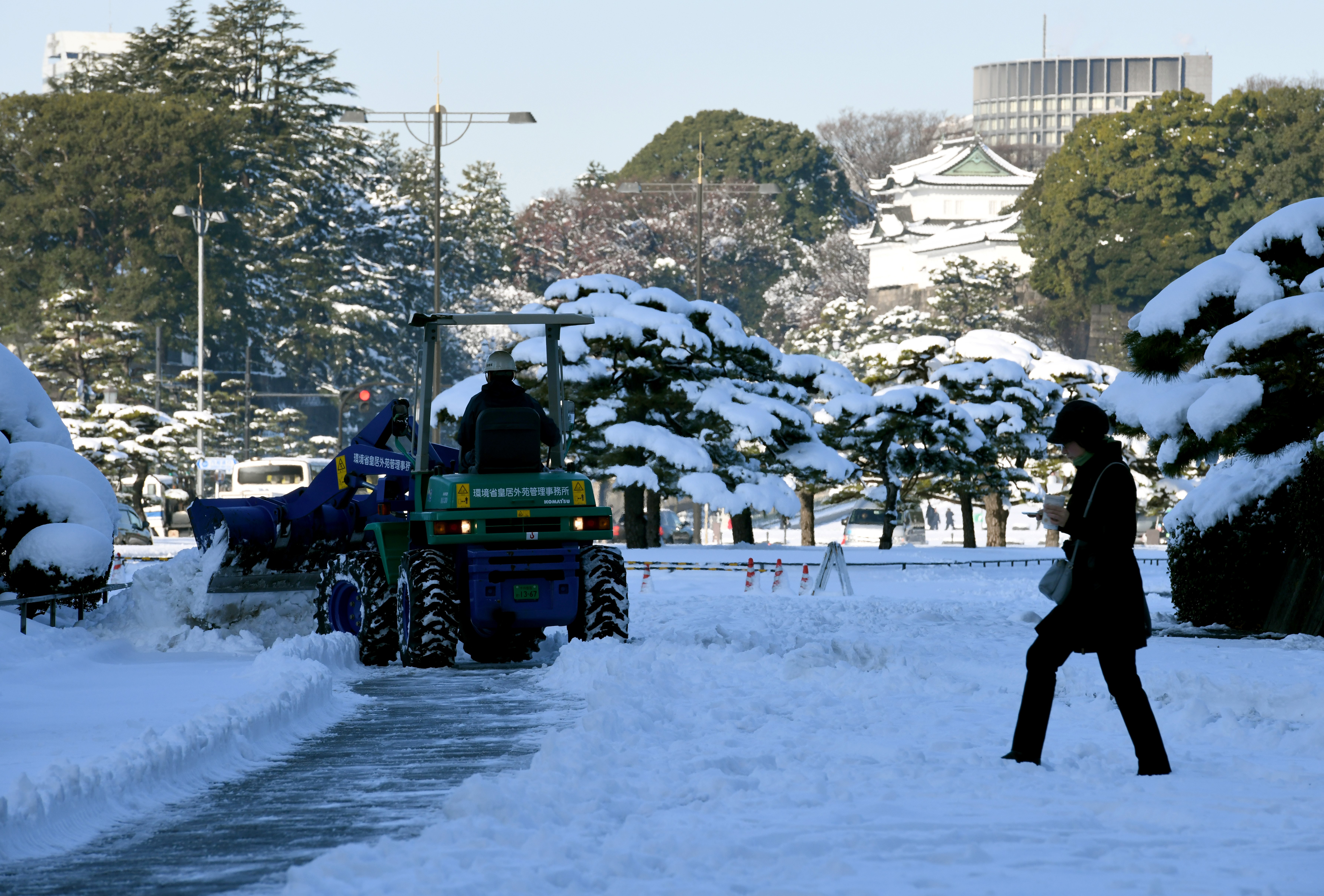 22日,日本氣象廳對東京發出4年來首個大雪警報,23日凌晨已解除大雪警報。(Toshifumi KITAMURA/AFP PHOTO)