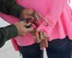 存款百万还拿白卡 “百万富婆”被控