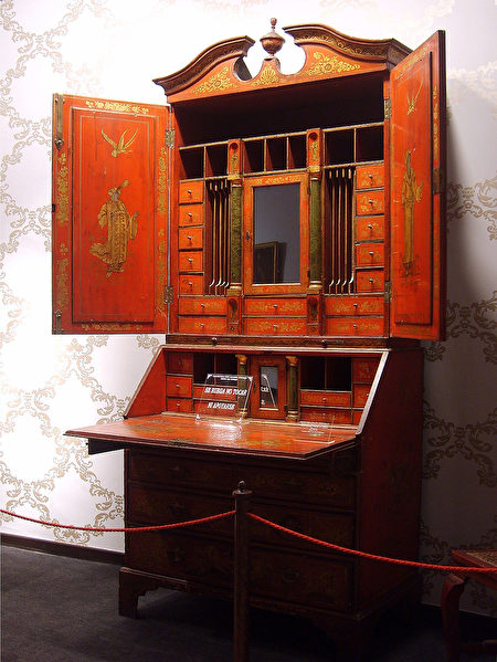 「歐洲家具之父」托馬斯‧齊彭代爾（Thomas Chippendale）風格的中式書桌。（公有領域）