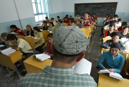 中共建了伊斯蘭教學校，學制5年，而且免費，到1992年，已經有3萬多維族人就讀過。