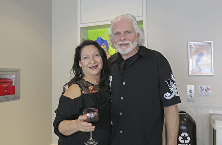 2018年1月5日晚，德州政府交通厅业务 分析师Mark Howell和太太观赏了神韵北美艺术团在奥斯汀的第一场演出。（林南宇／大纪元）