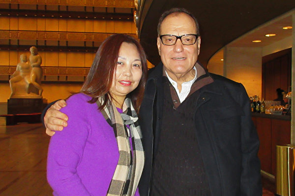 1月11日下午，华人张女士和男友Vincent Brotowsky一同观看了神韵纽约艺术团今年在纽约林肯中心的首场演出。（林南宇／大纪元）