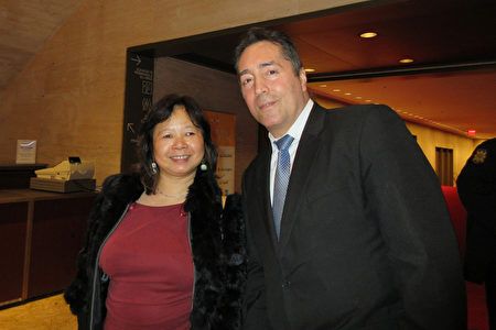 纽约华人Winnie Jiang与朋友Joey Pagan于1月12日晚在纽约林肯中心一同观看了神韵纽约艺术团的演出。 （林南宇／大纪元）
