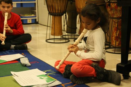 第51公校一名女孩在音樂課上吹豎笛。