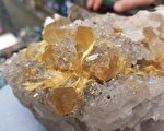 天然水晶内长发丝  喻意招财受青睐