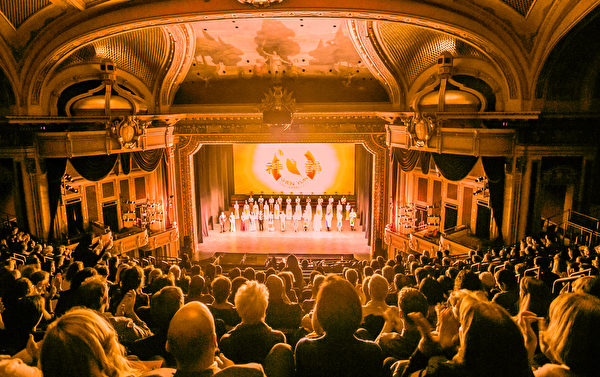 1月27日，神韻世界藝術團在巴爾的摩演出兩場，一票難求。（李莎／大紀元）
