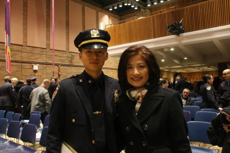 警官李鵬雄（Peter Li）和媽媽在升職典禮上。