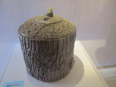 木头造型的茶壶作品。