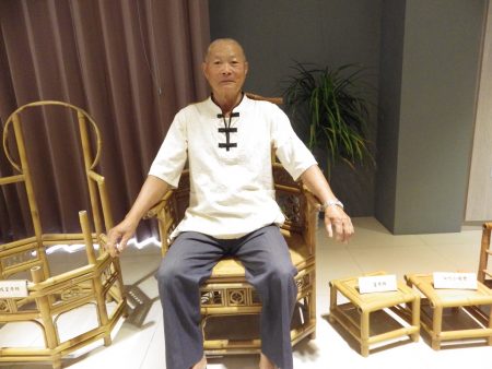 年近80歲的施三郎坐在皇帝椅上。皇帝椅，顧名思義，造型寬闊又有氣勢，有君臨天下，萬壽無疆的感覺。