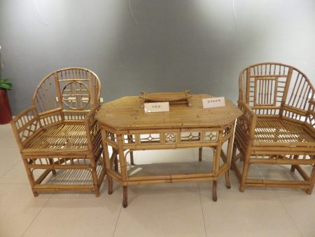 施三郎師生展，展出的作品之一，扶手椅、八角桌 。