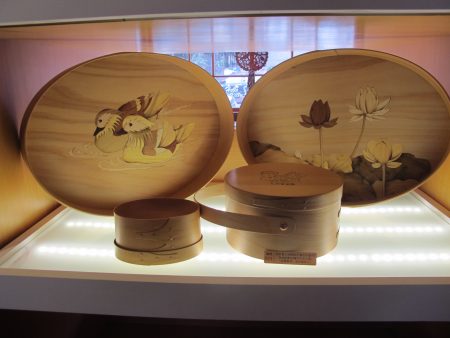 精品展示区展出的 木片制作的手工艺品。