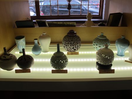 精品展示区展出的 陶艺品