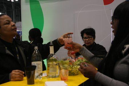拉美展位向民眾提供免費現調飲品。