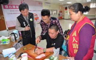 雲林縣府舉辦視障者年菜料理體驗