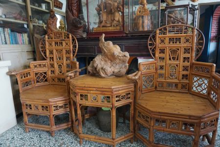 施三郎的作品—皇帝椅和八角桌，是10幾年前送給從事佛像雕刻朋友的賀禮。