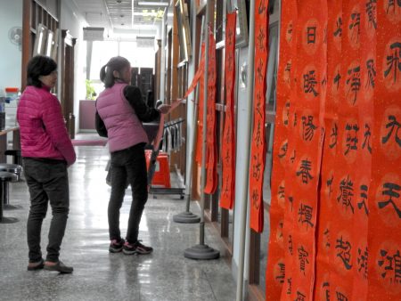 台中市大雅区公所于26日举办一场春节挥毫活动，除了书法老师现场挥毫的春联，还有预先写好的春联供民众选取。