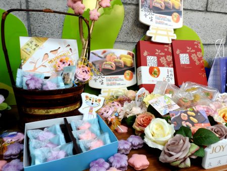 花博专属产品以山樱花为主题，制作出樱花马卡龙、樱花饼和蛋糕，作为花博伴手礼。