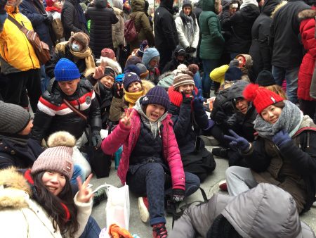 12月31日很多华人来到纽约时代广场看水晶落球庆祝新年的到来。