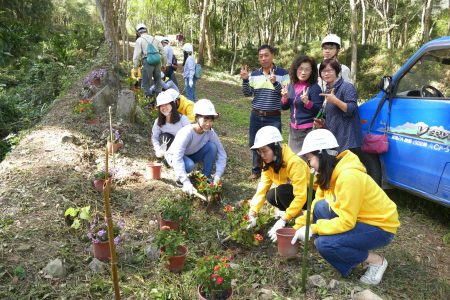 台湾大学服务社青年学子与海外互访学校、水里乡永兴村民携手，种植大量蜜源植物，共同完成蝴蝶公园最后2条手作步道。