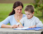 抓住孩子模仿用筆的機會教他寫字。（Fotolia）
