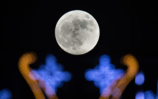 组图：超级月亮为新年夜空带来清丽之美