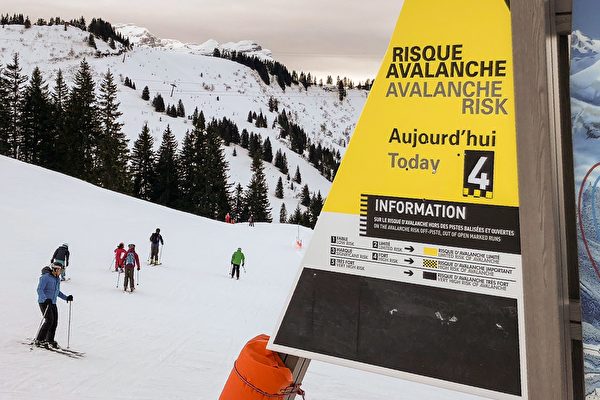 2018年1月5日（周五），上萨瓦省（Haute-Savoie）滑雪场贴错的雪崩警告级别。（DENIS CHARLET/AFP/Getty Images）