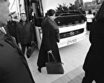 玄松月抵首尔 韩国民众焚烧金正恩照片