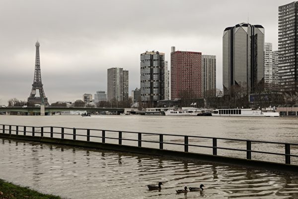 1月份連續降雨後，巴黎塞納河水位暴漲。圖為1月23日的巴黎塞納河邊，河水已漲上岸。（ LUDOVIC MARIN/AFP/Getty Images）