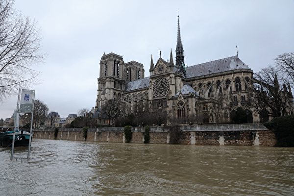 1月份連續降雨後，巴黎塞納河水位暴漲。1月23日巴黎聖母院旁的塞納河水漲至聖母院的圍牆外。（LUDOVIC MARIN/AFP/Getty Images）