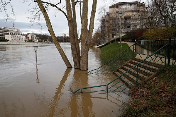 1月份連續降雨後，巴黎塞納河水位暴漲。圖為1月24日的巴黎近郊塞納河邊，河水已漲上岸。（GEOFFROY VAN DER HASSELT/AFP/Getty Images）