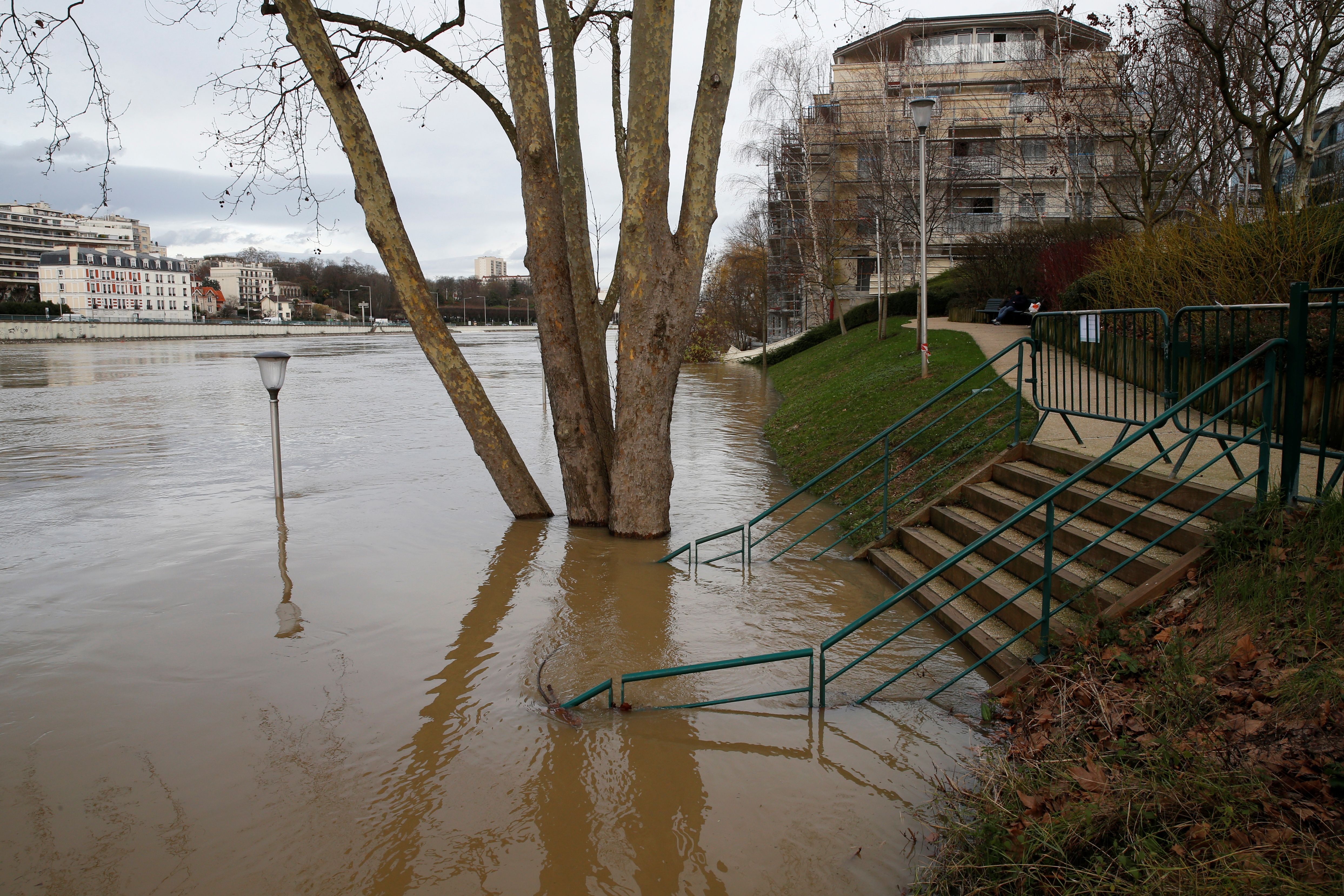 遭遇百年大水 法國人驚魂未定 | 塞納河 | 巴黎 | 洪水 | 大紀元